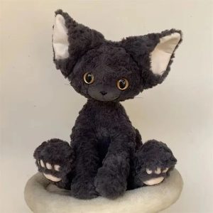 チャコールグレーの大きな耳と金色の目 猫のぬいぐるみ