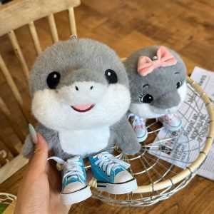 笑顔のグレーイルカ ぬいぐるみキーホルダー 青いミニスニーカー
