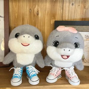 スニーカーを履いた ふわふわ イルカ ぬいぐるみ 男の子と女の子