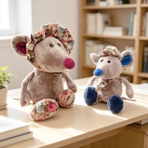 クラシック花柄の帽子とスカーフが可愛いネズミのぬいぐるみ