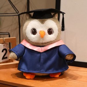 卒業帽と紺色ガウン、ピンク飾り帯のフクロウ ぬいぐるみ