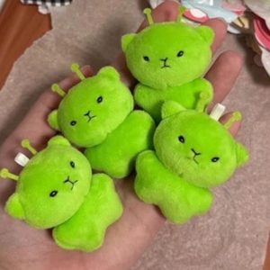 ライムグリーン エイリアン ふわふわ ぬいぐるみ