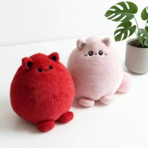 まん丸で赤い いたずら顔のふわふわぬいぐるみ