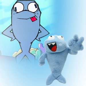 ピースサインと笑顔の ライトブルー 魚 ぬいぐるみ